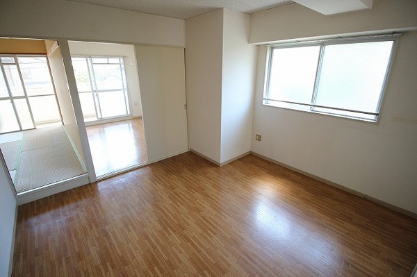 �y�����E���r���O�z�@