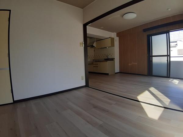 �y�����E���r���O�z�@