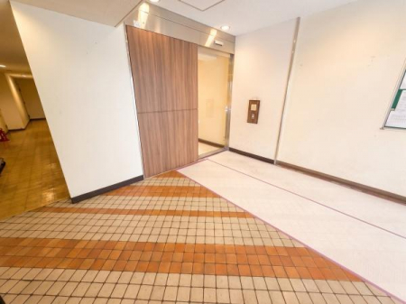 �G���g�����X�@���ʐ^��AI�ɂ����H�i�s�v���������j���{���Ă���A�����Ƃ͈قȂ�܂��B
