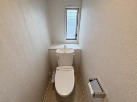 �g�C���@���ʐ^��AI�ɂ����H�i�̌��␳�E�s�v���������j���{���Ă���A�����Ƃ͈قȂ�܂��B
